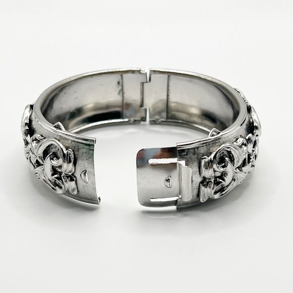 Coro Pegasus Hinged Bangle Bracelet Silver Tone Victorian Revival 7" Signed - Picture 7 of 8